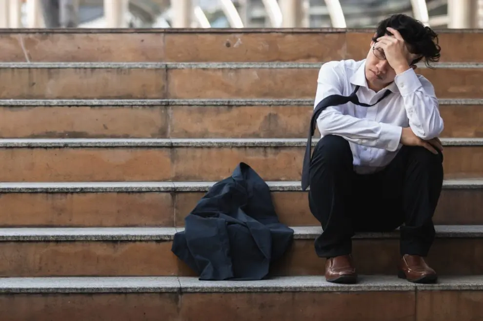 階段に座り込んだ男性