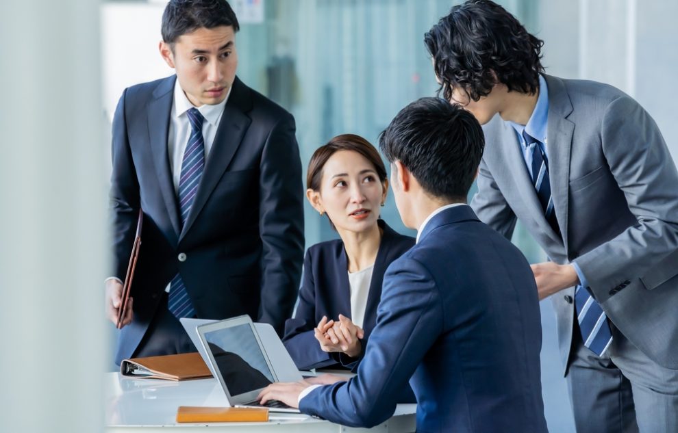 オフィスで話し合う人々