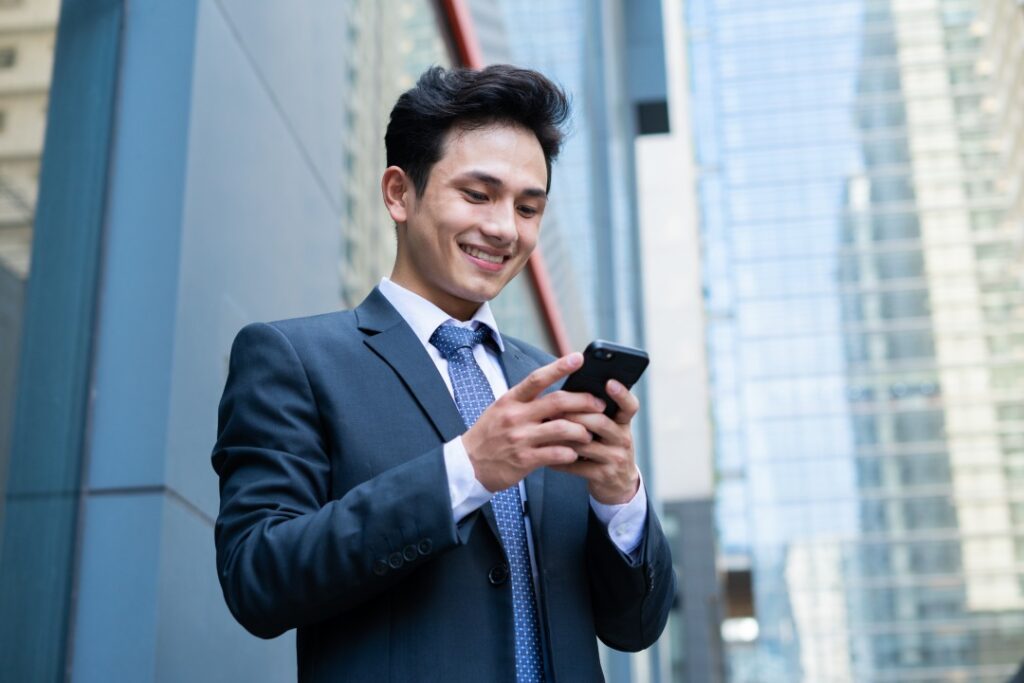 スマートフォンを触る男性